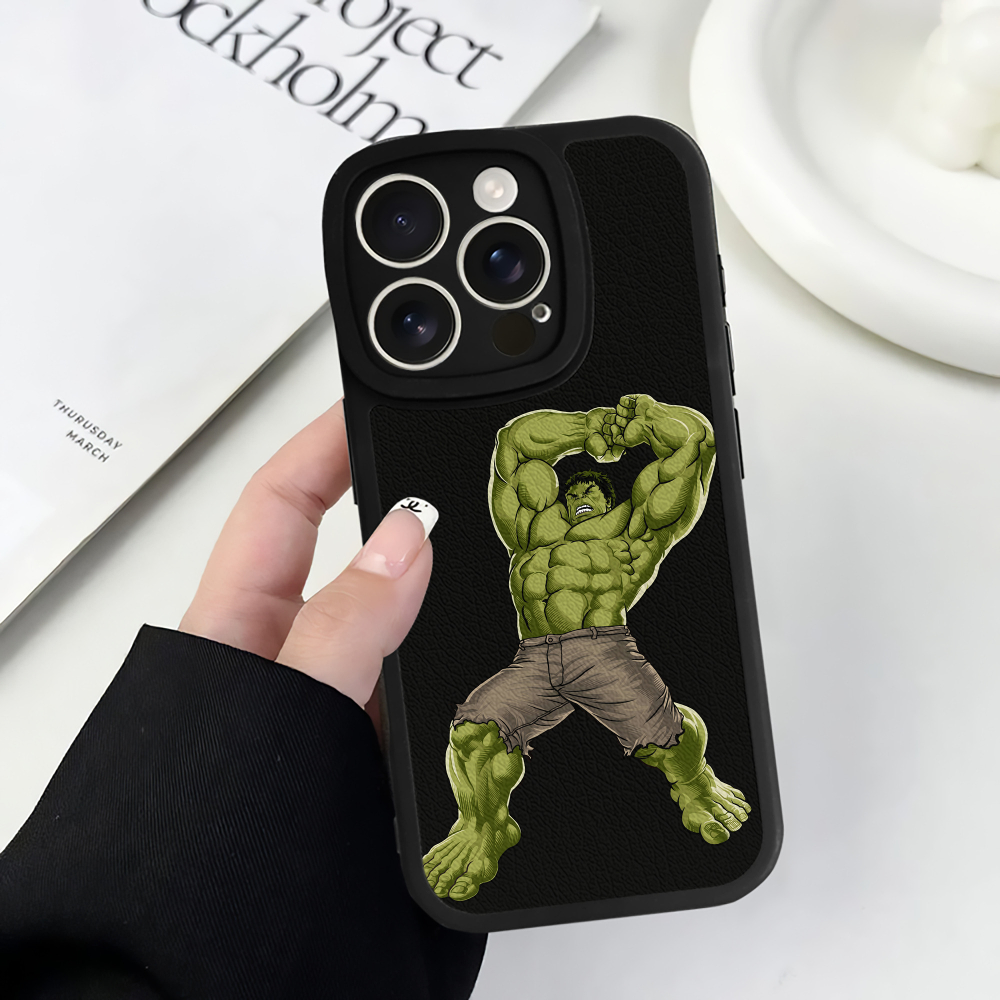 （画像用） アベンジャーズ The Avengers 【iPhone 16シリーズ対応】シリコンスマホケース（レザー調） 材質：シリコン
